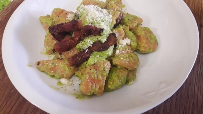 Gnocchi di carote in vellutata di zucchine e guanciale croccoso