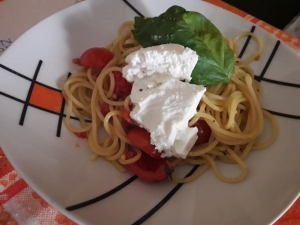 Spaghetti, pomodorini, basilico e ricotta