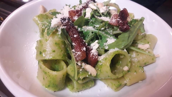 Calamarata pesto di rucola, anacardi e guanciale croccante