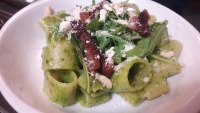 Calamarata pesto di rucola, anacardi e guanciale croccante