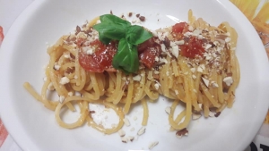 Spaghetti pomodoro, basilico e mandorle