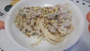 Bucatini alla crema di cavolfiore e salsiccia con granella di pistacchi