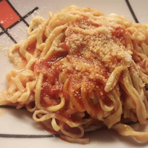 Tagliolini all&#039;uovo con ragù salsiccia e spuntature