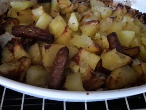 Patate al forno con salsiccia