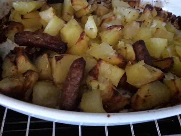 Patate al forno con salsiccia