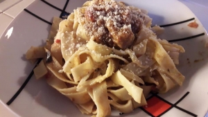 Fettuccine con crema di melanzane, zucchine e polpa di pomodoro