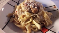 Fettuccine con crema di melanzane, zucchine e polpa di pomodoro