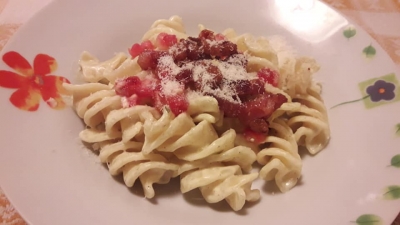 Fusilloni stracchino, pancetta e melograno