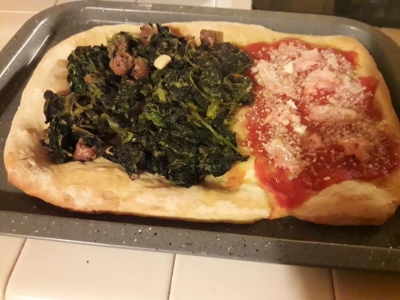 Pizza friarielli e salsiccia, prosciutto cotto e parmigiano