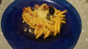 Strozzapreti al sugo olive e capperi piccante