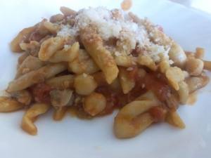 Strozzapreti al sugo con ceci e vongole