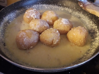 Polpette di polenta con crema di latte
