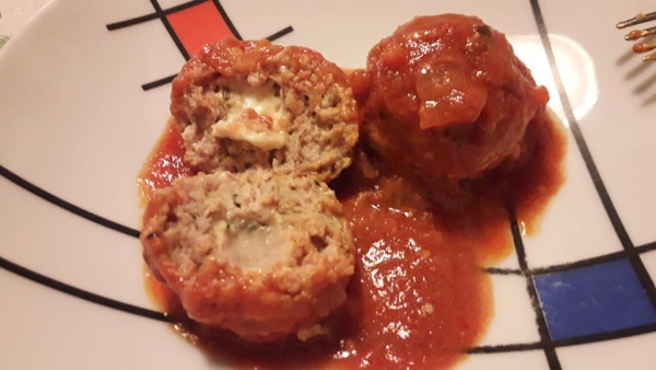 Polpette con mozzarella al sugo