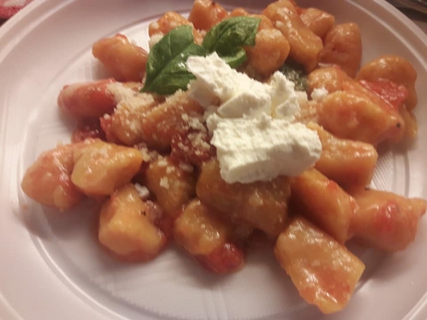 Gnocchi di carote al sugo pomodoro e basilico
