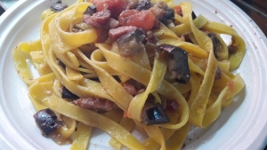 Tagliatelle all'uovo, melanzane, pomodori e pancetta