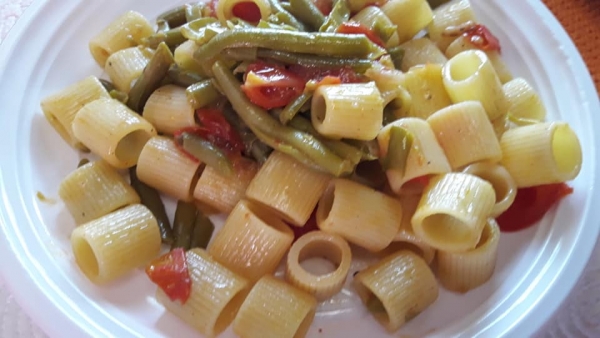 Mezzi rigatoni fagiolini e pomodorini