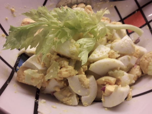 Uova sode in insalata