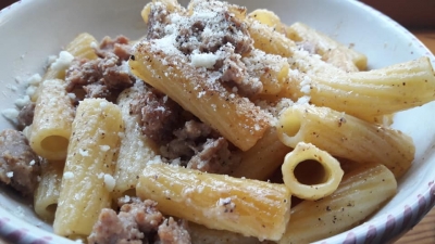 Rigatoni cipolla e salsiccia in 20&#039;