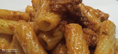 Rigatoni al pesto con pomodori secchi e guanciale