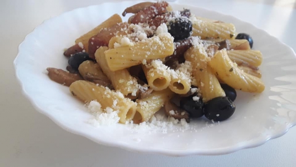 Rigatoni funghi, olive e guanciale croccante