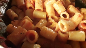 Mezze maniche al sugo di Polpette lenticchie e ceci