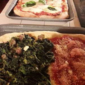 Schiacciata romana ... Friarielli e salsiccia, pomodoro e mozzarella, peperoni, prosciutto cotto