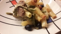 Rigatoni al forno, salsiccia, fagiolini e olive