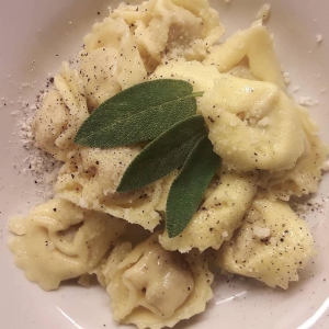 Tortellini con speck al burro e salvia