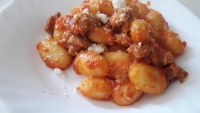 Gnocchi al sugo con salsiccia fresca