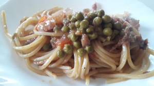 Spaghetti cipolla, tonno, guanciale, piselli e pomodori