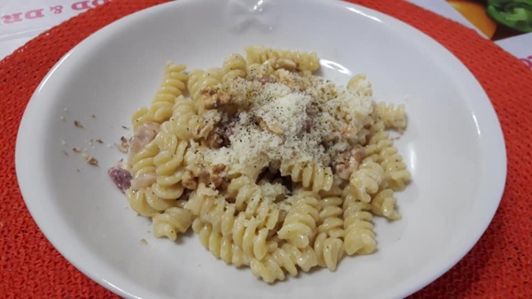 Fusilli mascarpone, gorgonzola, prosciutto e noci