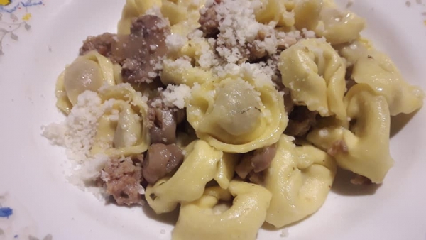Cappelletti salsiccia e funghi