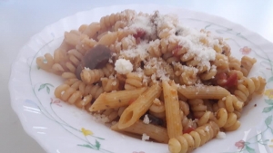 Fusilli e penne con sardine e funghi