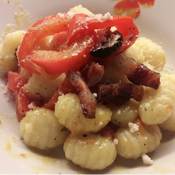 Gnocchi  peperoni, guanciale e tartufo