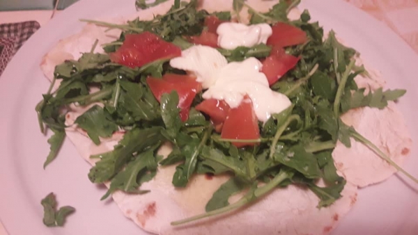 Piadina casereccia rucola, pomodori, stracchino e grana