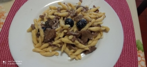 Strozzapreti ragù in bianco con olive e funghi