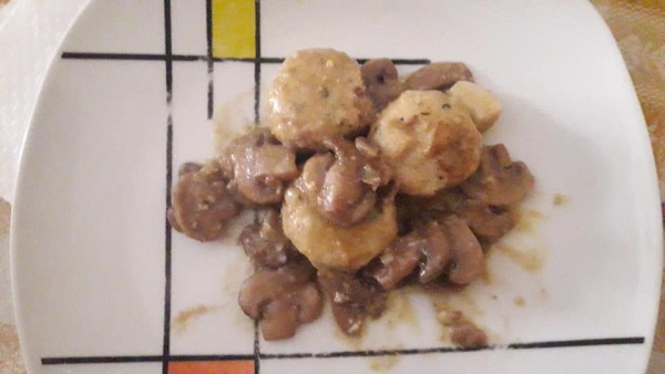 Polpette di ricotta con funghi champignon