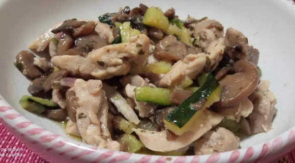 Pollo zucchine e funghi 