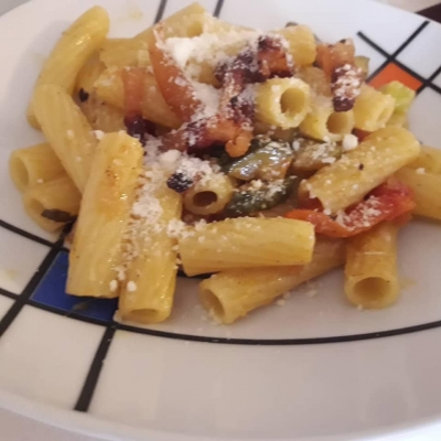 Rigatoni zucchine e pomodorini con guanciale e pecorino