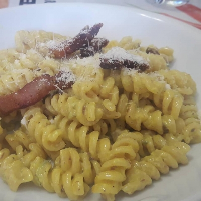 Fusilli con acciughe e guanciale in crema di mascarpone e gorgonzola