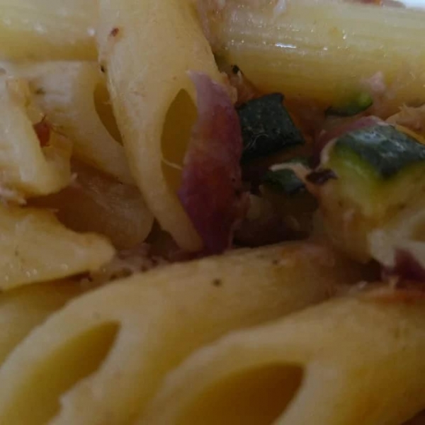 Penne cipolle, tonno e zucchine