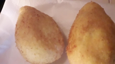 Arancini zafferano, formaggio e prosciutto cotto