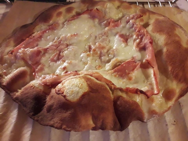Pizza prosciutto e mozzarella - romana bassa e croccante
