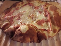 Pizza prosciutto e mozzarella - romana bassa e croccante