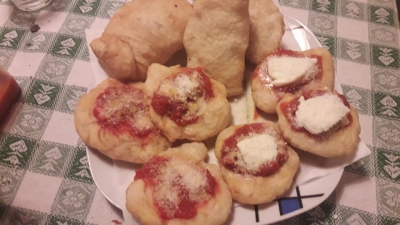 Panzerotti fritti pomodoro e mozzarella, prosciutto cotto e mozzarella, pizze alla montanara
