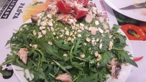 Zuccotto di Polenta estivo, con pesto di rucola, anacardi e sgombro