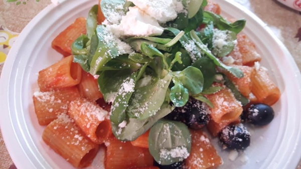 Mezze maniche al sugo con olive, valerianella, ricotta e una spolverata di pecorino