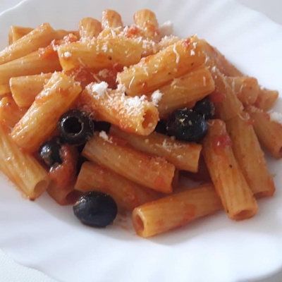 Rigatoni, sugo piccante alle olive