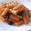 Rigatoni, sugo piccante alle olive
