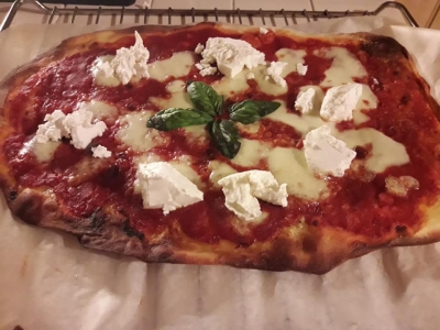 Pizza margherita con ricotta - romana bassa e croccante